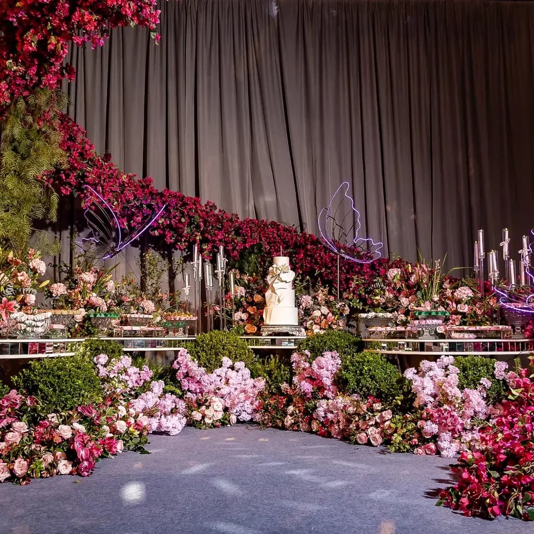Decoração de festa com flores e mesa de doces