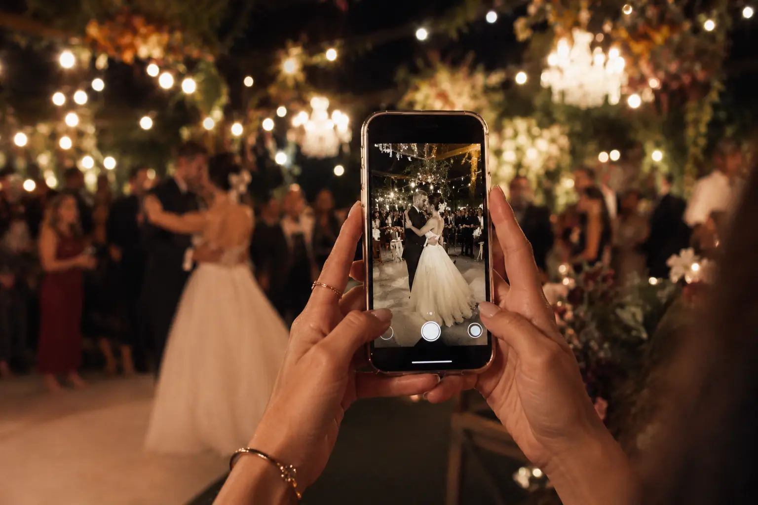 Celular registrando a primeira dança dos noivos durante a cobertura digital de um casamento